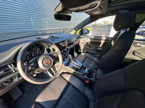 Certified 2026 Porsche Macan AWD/4WD image 4