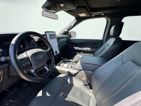 Used 2023 Ford Expedition Platinum AWD/4WD image 4