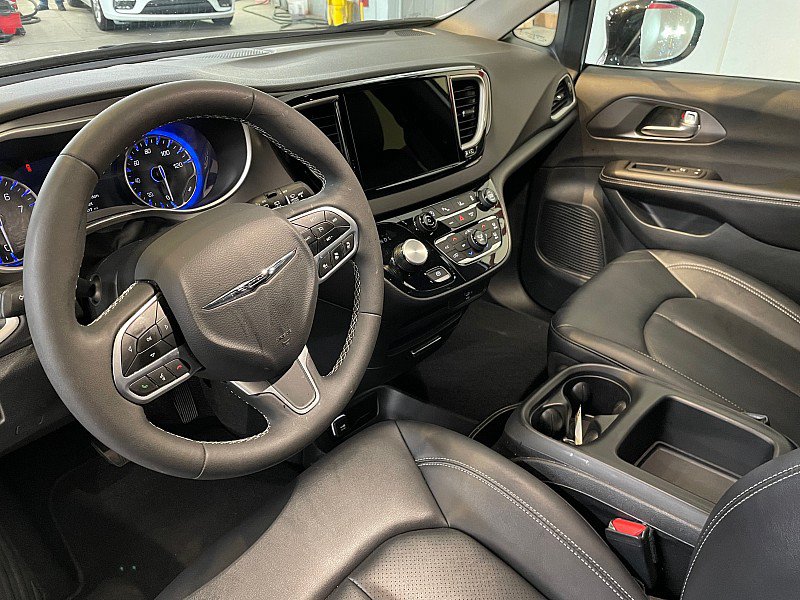 Used 2026 Chrysler Pacifica Select FWD image 8