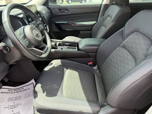 Used 2024 Nissan Pathfinder SV FWD image 11