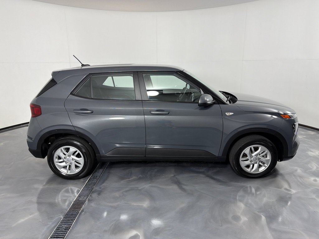 Used 2026 Hyundai Venue SE FWD image 4