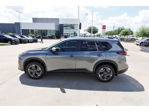 Used 2024 Nissan Rogue SV w/ SV Premium Package image 3
