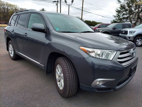 Used 2012 Toyota Highlander SE w/ Tow Pkg image 3