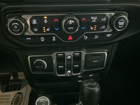Used 2018 Jeep Wrangler Unlimited Sahara AWD/4WD image 23