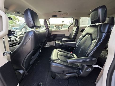 Used 2022 Chrysler Pacifica Touring-L FWD image 16