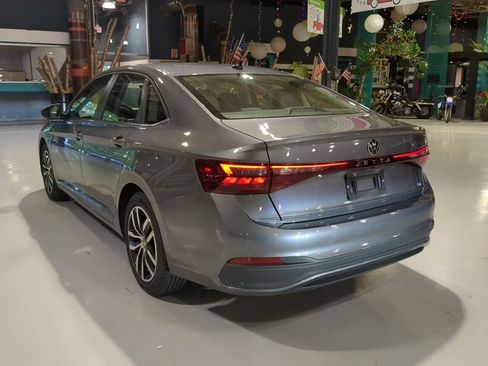Used 2025 Volkswagen Jetta SE FWD image 10