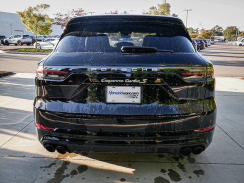 Used 2021 Porsche Cayenne Turbo S image 9