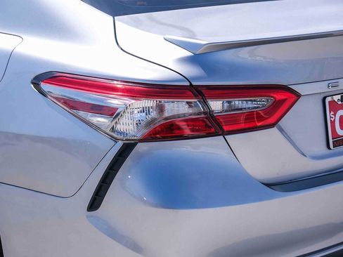 Used 2018 Toyota Camry SE w/ Moonroof Package FWD image 7