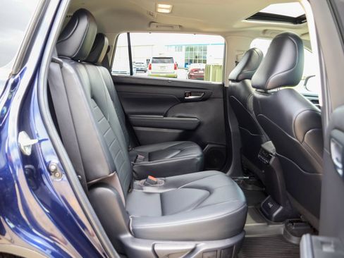 Used 2023 Toyota Highlander XLE FWD image 11