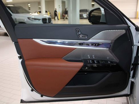 New 2025 BMW 760i xDrive 760i xDrive Sedan image 9