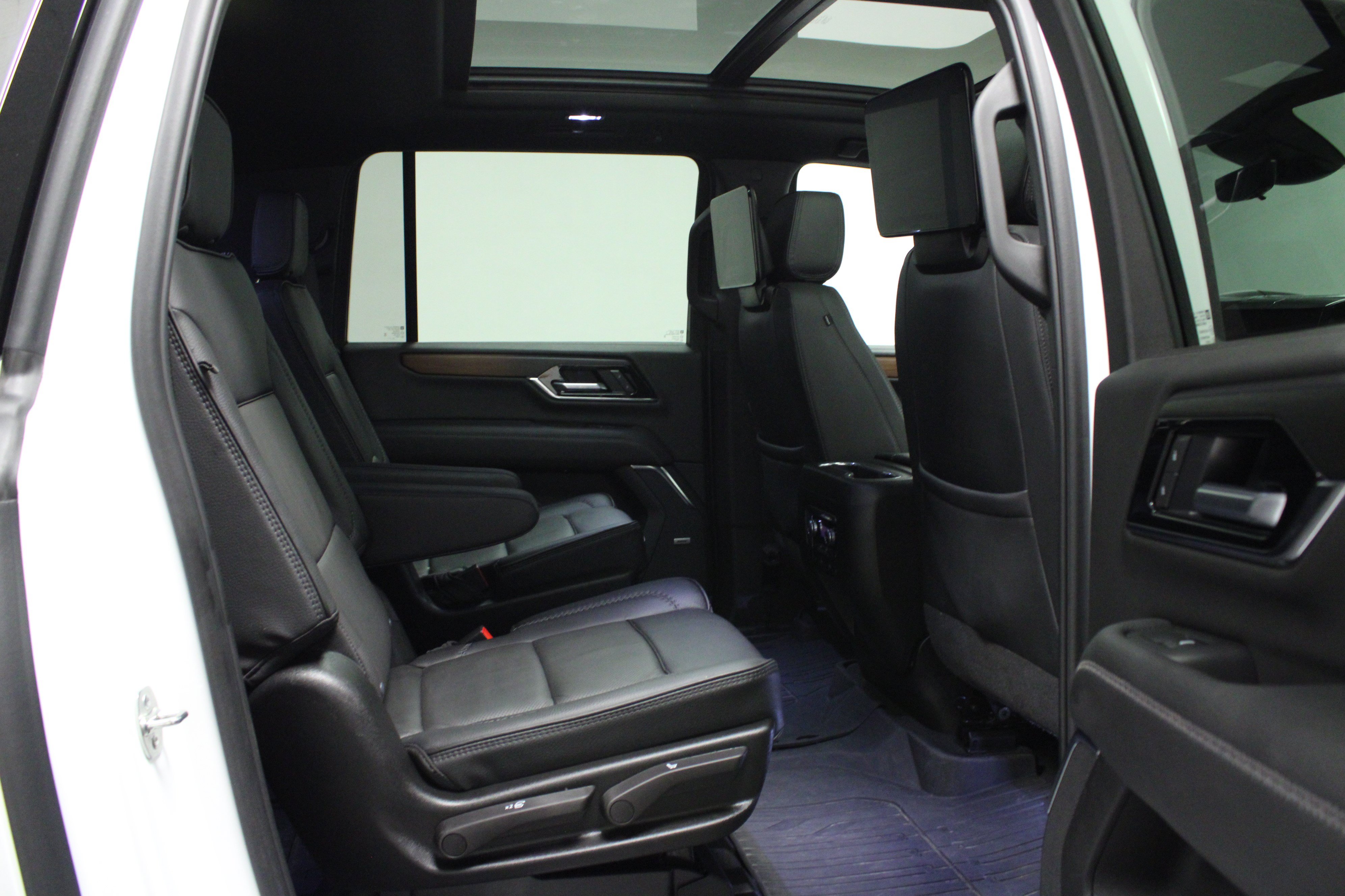 Used 2026 GMC Yukon XL Denali w/ Advanced Technology Package AWD/4WD image 17
