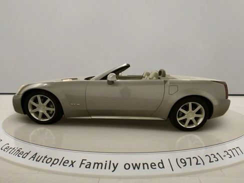Used 2005 Cadillac XLR RWD image 3
