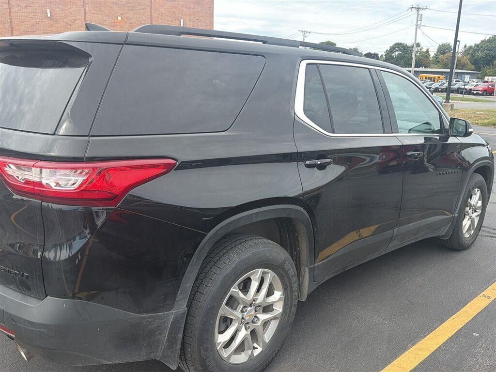 Used 2021 Chevrolet Traverse LT w/ LPO, Blackout Package AWD/4WD image 4