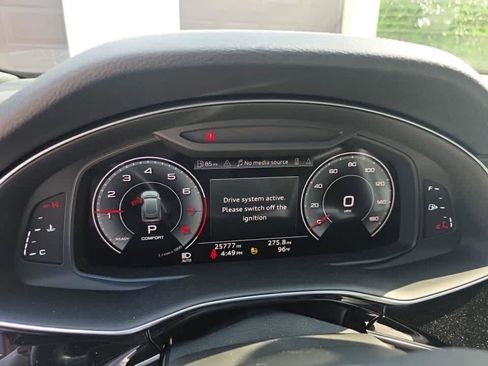 Used 2023 Audi Q8 Premium w/ Convenience Package AWD/4WD image 3