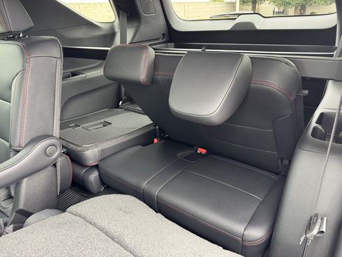 New 2026 Chevrolet Traverse RS w/ LPO, Floor Liner Package AWD/4WD image 16