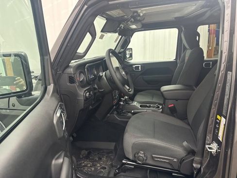 Used 2025 Jeep Wrangler Unlimited Rubicon image 5