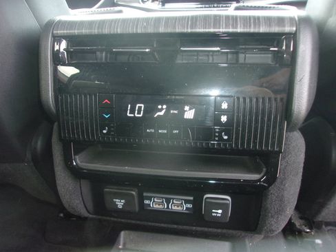 Used 2024 Jeep Wagoneer Series III w/ Flexible Seating Group AWD/4WD image 23