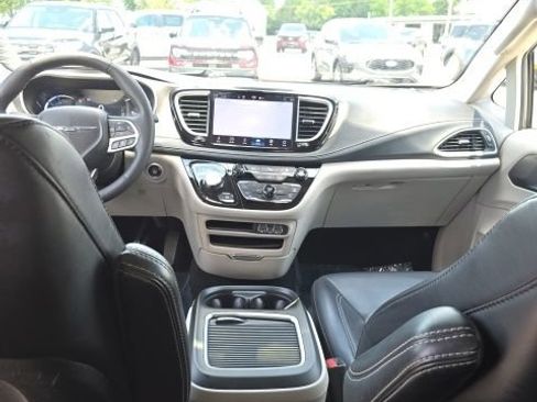 Used 2023 Chrysler Pacifica Touring-L FWD image 24