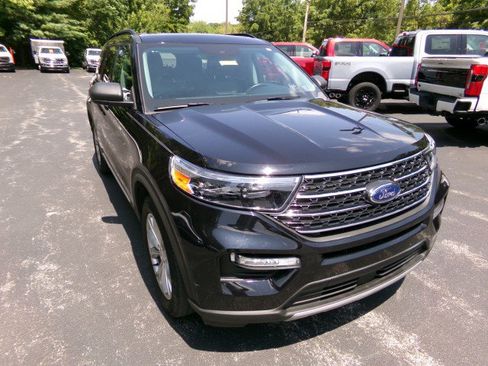 Used 2023 Ford Explorer XLT w/ Equipment Group 202A AWD/4WD image 2