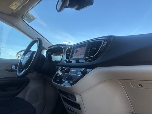 Used 2023 Chrysler Voyager LX image 24