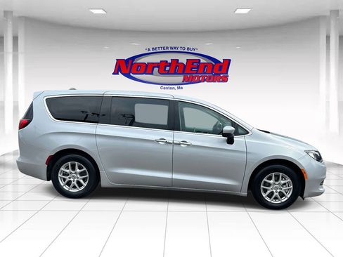 Used 2023 Chrysler Voyager LX FWD image 2
