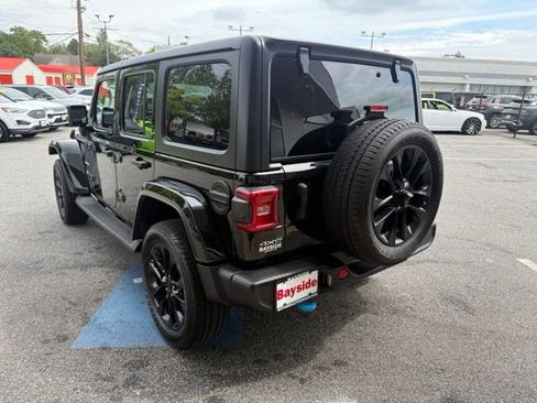 Used 2023 Jeep Wrangler Unlimited Sahara AWD/4WD image 16