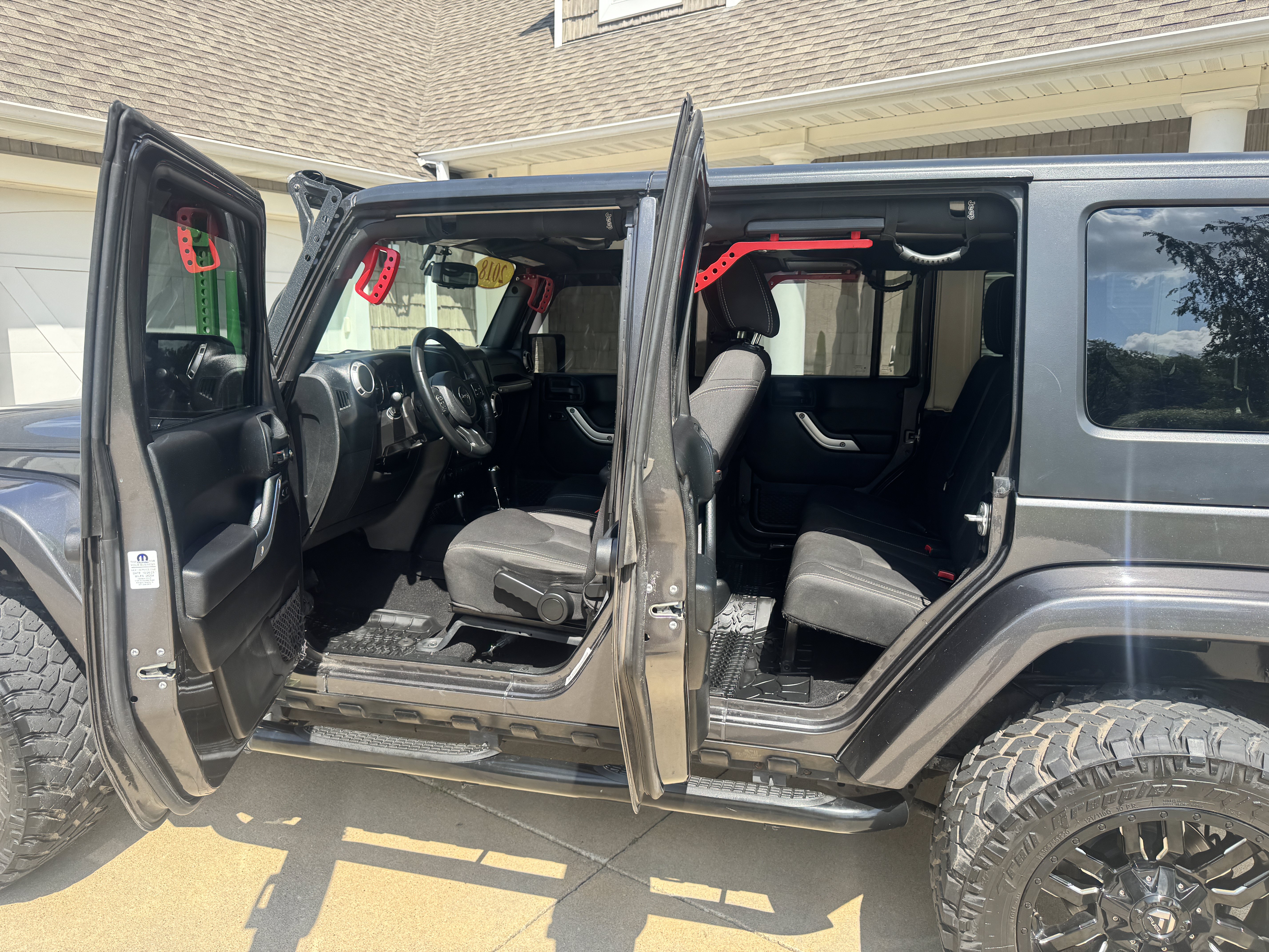 Used 2018 Jeep Wrangler Unlimited Sahara w/ Connectivity Group AWD/4WD image 8