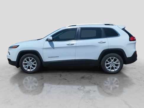 Used 2018 Jeep Cherokee Latitude Plus w/ Cold Weather Group FWD image 5