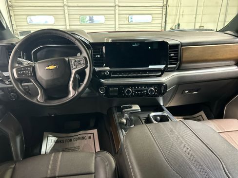 Used 2024 Chevrolet Silverado 1500 High Country w/ High Country Premium Package AWD/4WD image 4