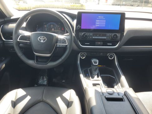 Used 2024 Toyota Grand Highlander XLE image 11
