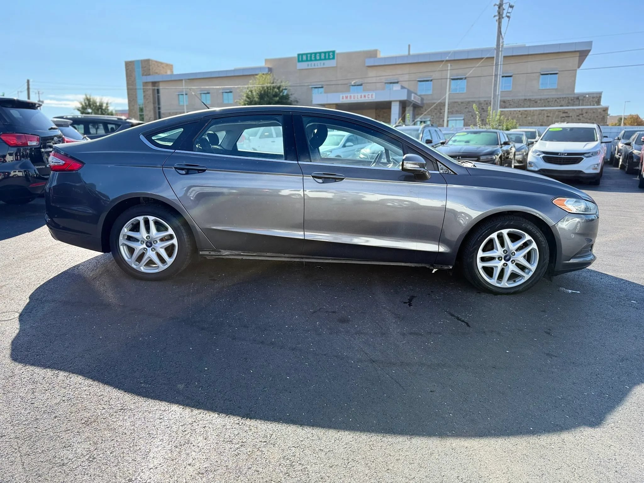 Used 2016 Ford Fusion SE FWD image 2