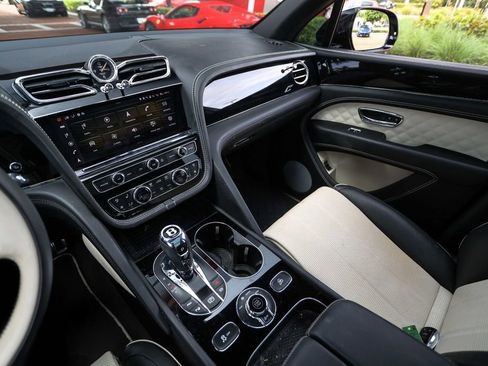 Used 2022 Bentley Bentayga image 27
