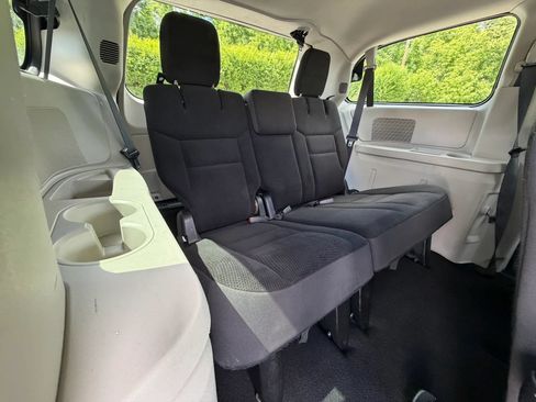 Used 2019 Dodge Grand Caravan SE FWD image 21