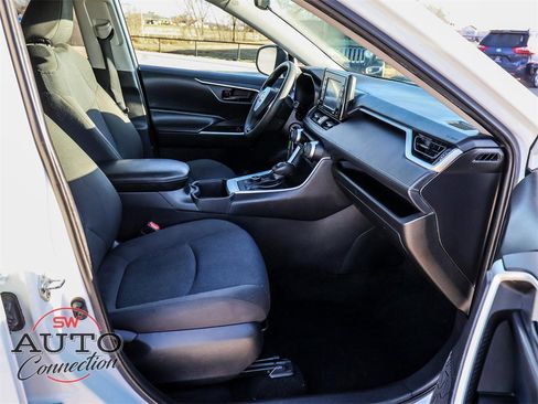 Used 2022 Toyota RAV4 LE image 15