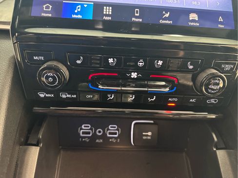 Used 2024 Jeep Grand Cherokee Altitude image 42