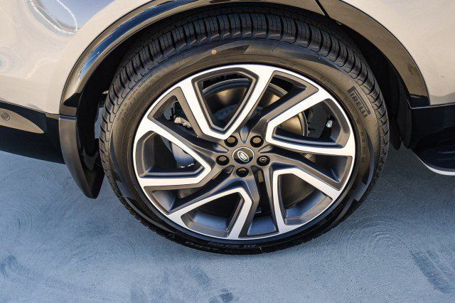 Used 2025 Land Rover Discovery Dynamic SE AWD/4WD image 13