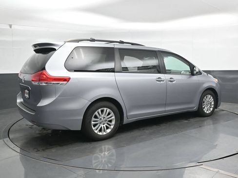 Used 2014 Toyota Sienna XLE FWD image 2