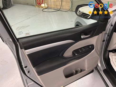 Used 2015 Toyota Highlander XLE FWD image 11