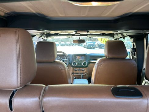 Used 2017 Jeep Wrangler Unlimited Rubicon w/ Dual Top Group image 34