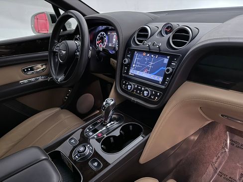 Used 2018 Bentley Bentayga image 29