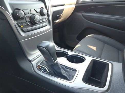 Used 2018 Jeep Grand Cherokee Laredo image 27