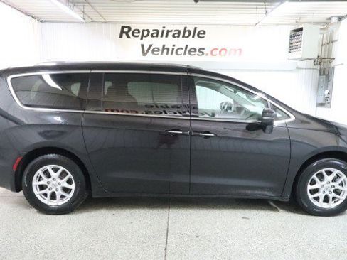 Used 2021 Chrysler Pacifica Touring-L FWD image 4