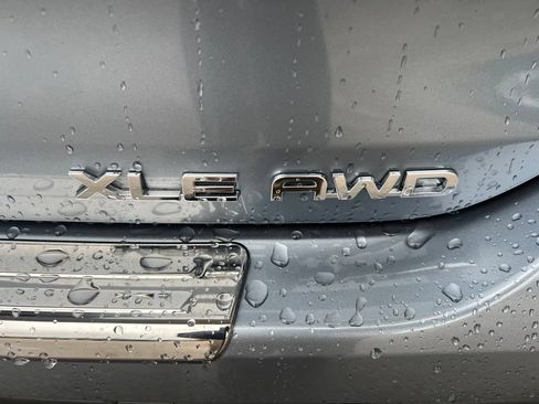 Used 2022 Toyota Highlander XLE AWD/4WD image 35