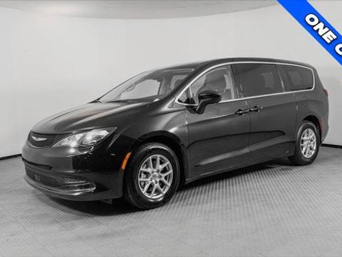 Used 2023 Chrysler Voyager LX image 2