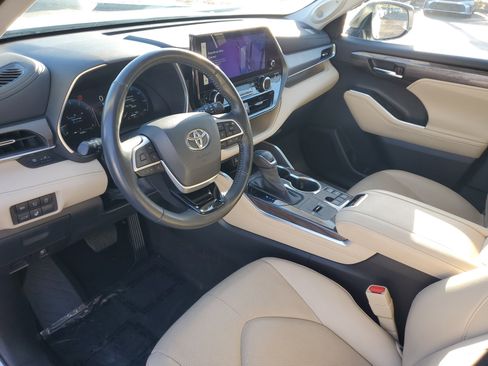 Used 2023 Toyota Highlander Limited image 18