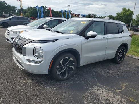 Used 2024 Mitsubishi Outlander SEL FWD image 2