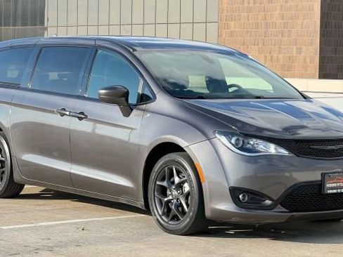 Used 2018 Chrysler Pacifica Touring Plus w/ S Appearance Package image 5
