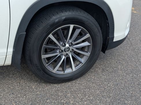 Used 2017 Toyota Highlander XLE AWD/4WD image 15