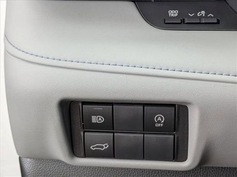 Used 2024 Toyota Highlander XLE FWD image 10