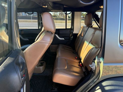 Used 2015 Jeep Wrangler Unlimited Rubicon w/ Connectivity Group image 17